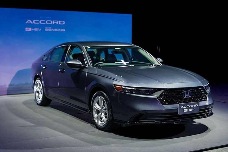 Riêng hệ thống Hybrid sẽ được bảo hành 5 năm và không giới hạn km. Đặc biệt pin Hybrid được bảo hành lên đến 10 năm và không giới hạn km. Điều đặc biệt, Honda Accord 2024 đang có giá bán thấp hơn các phiên bản Toyota Camry 2024 trang bị động cơ Hybrid tại Thái Lan. Đối thủ trực tiếp của Accord là Toyota Camry 2.5 HEV đang có giá từ 1,659 – 1,809 triệu baht (1,12 – 1,22 tỷ đồng).