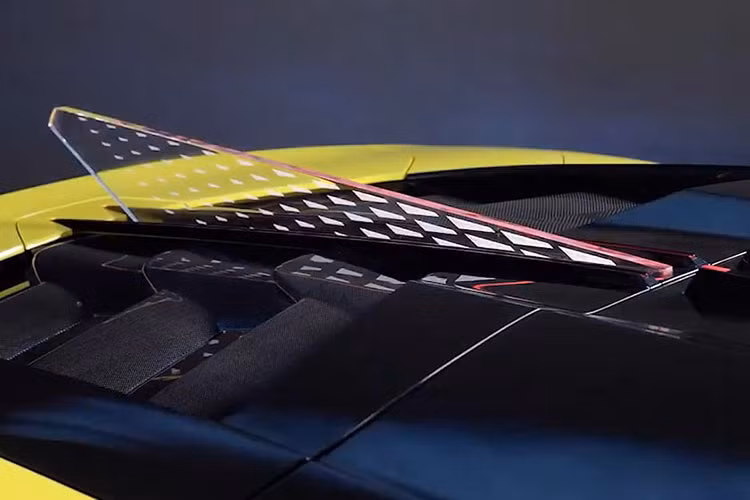 Để có thể chạy 3 bánh tiếp, Yangwang tiếp tục dùng hệ thống treo phía trên để nâng góc trống lên cao, qua đó tránh mài rotor xuống đất. Công nghệ này có thể hỗ trợ đắc lực cho người dùng trong trường hợp xe không may bị nổ lốp hay lỗi mâm.