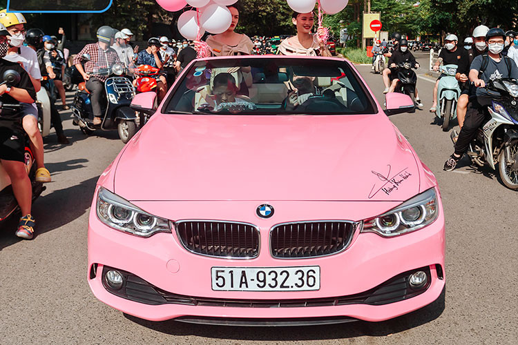 Còn thực tế, để tìm người bạn đồng hành trên con đường từ nhà riêng đến chỗ làm, nữ doanh nhân này lại thích lái 1 chiếc xe mui trần BMW 428i màu hường đã được trang điểm lại nội thất và ngoại thất khá bắt mắt.