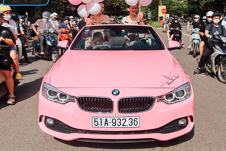 Còn thực tế, để tìm người bạn đồng hành trên con đường từ nhà riêng đến chỗ làm, nữ doanh nhân này lại thích lái 1 chiếc xe mui trần BMW 428i màu hường đã được trang điểm lại nội thất và ngoại thất khá bắt mắt.