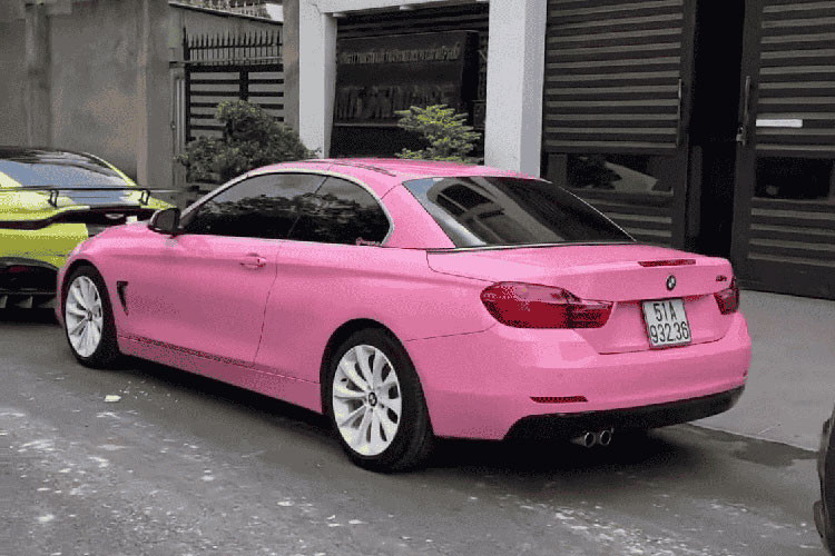 Có vẻ như người phụ nữ quê Hà Tĩnh không thích thú và ấn tượng lắm với việc cầm lái các siêu xe nên chỉ chọn 1 chiếc xe thể thao BMW 428i mui trần phù hợp với mình.