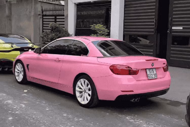 Có vẻ như người phụ nữ quê Hà Tĩnh không thích thú và ấn tượng lắm với việc cầm lái các siêu xe nên chỉ chọn 1 chiếc xe thể thao BMW 428i mui trần phù hợp với mình.