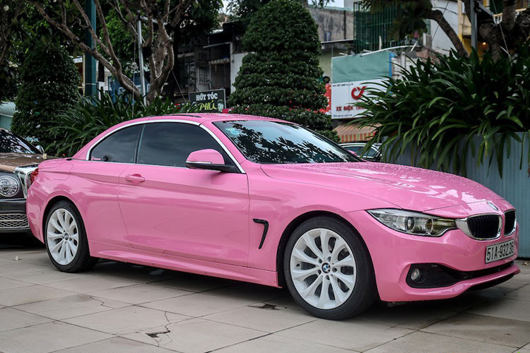 Rõ ràng, không chỉ bà Mai Lisa mà nhiều phái đẹp khác cũng bị rung động với các xe mang màu hồng như chiếc BMW 428i này, nó vừa nữ tính nhưng cũng đầy cuốn hút mỗi khi lái trên đường.