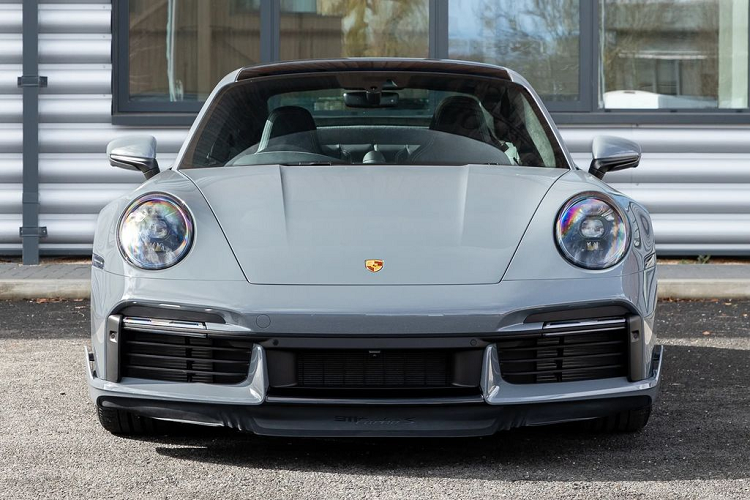 Một số khách hàng chia sẻ chọn mua xe Porsche 911 Turbo S 992 chính hãng có khi phải mất cả năm chờ đợi, xe mới về. Điều này cho thấy, nguồn cung ứng xe Porsche 911 Turbo S thế hệ mới tại Việt Nam không nhiều, nhưng đại lý chính hãng cũng đã rất cố gắng để mang các mẫu xe Porsche 911 Turbo S 992 thế hệ mới về nước để phục vụ nhu cầu các tay chơi xe trong nước.