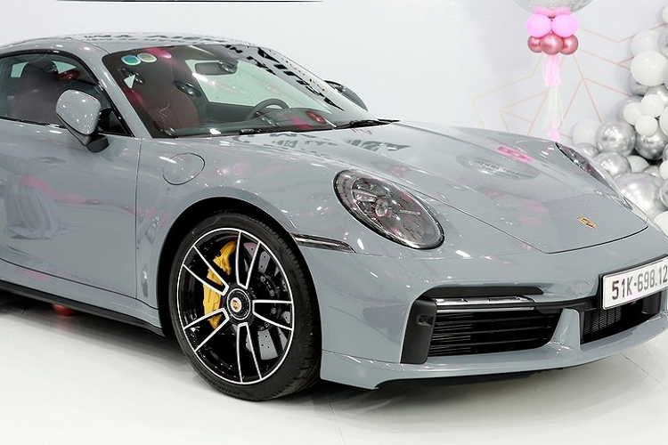 Còn mới đây, khi thông tin đại gia Hải Dương mua xe Porsche 911 Turbo S 992, giới mê xe mới bất ngờ vì giá bán của chiếc xe này trên trang chủ Porsche Việt Nam đã thay đổi là 16,5 tỷ đồng, tức tăng 710 triệu đồng so với lần tăng trước đó, còn nếu so với giá bán lần đầu được Porsche Việt Nam gửi đến báo chí, mức giá này đã tăng tận 1,17 tỷ đồng, bằng giá bán xe Toyota Camry mới.