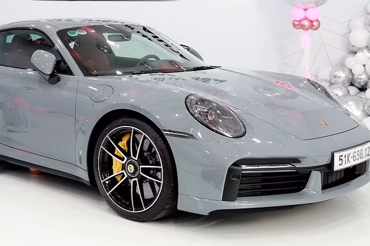 Còn mới đây, khi thông tin đại gia Hải Dương mua xe Porsche 911 Turbo S 992, giới mê xe mới bất ngờ vì giá bán của chiếc xe này trên trang chủ Porsche Việt Nam đã thay đổi là 16,5 tỷ đồng, tức tăng 710 triệu đồng so với lần tăng trước đó, còn nếu so với giá bán lần đầu được Porsche Việt Nam gửi đến báo chí, mức giá này đã tăng tận 1,17 tỷ đồng, bằng giá bán xe Toyota Camry mới.