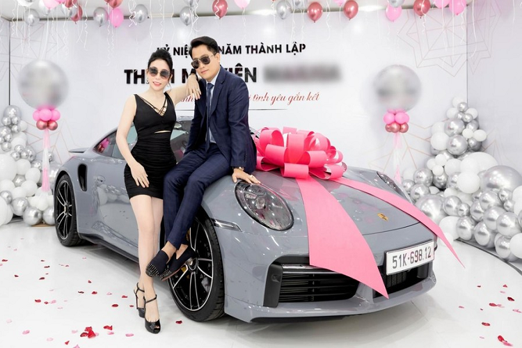 Mới đây, thông tin vợ chồng đại gia thẩm mỹ Hải Dương tậu chiếc xe thể thao tốc độ Porsche 911 Turbo S thế hệ 992 đã nhận được nhiều sự quan tâm của giới mê xe trong nước. Lý do là số lượng dòng xe Porsche 911 Turbo S thế hệ mới tại Việt Nam chỉ mới có hơn 6 chiếc, khách hàng mua xe đều là những tay chơi.