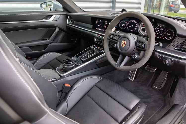 Các thông số này có thể thấy đã tăng thêm 60 mã lực cũng như 50 Nm so với Porsche 911 Turbo S 991 đã có 3 chiếc về nước theo diện chính hãng trước đó.