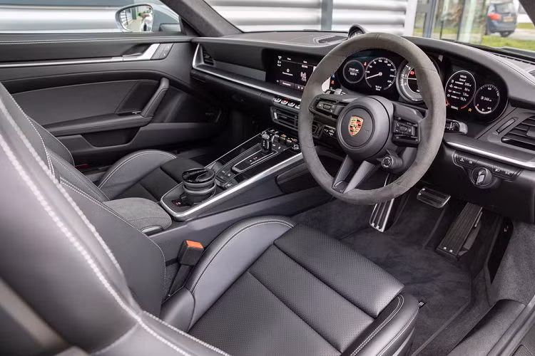 Các thông số này có thể thấy đã tăng thêm 60 mã lực cũng như 50 Nm so với Porsche 911 Turbo S 991 đã có 3 chiếc về nước theo diện chính hãng trước đó.