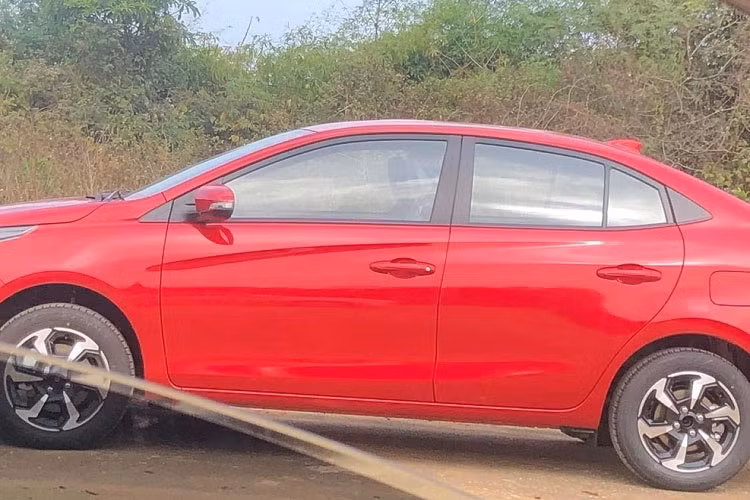 Chiếc xe này có thiết kế tương tự Toyota Corolla tại thị trường Mỹ, lưới tản nhiệt hẹp được ngăn cách với hốc gió trung tâm bằng tấm ốp màu đen bóng ở giữa, logo Toyota lại được bao quanh bởi 2 khe gió nhỏ. Khu vực góc cản trước có thêm đèn sương mù, bên dưới hốc gió là nẹp màu bạc làm điểm nhấn.