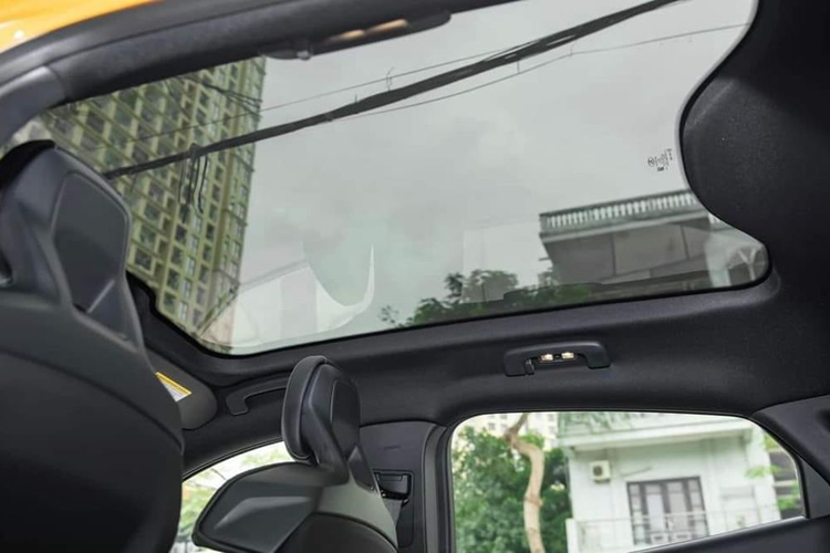 Chiếc trong bài sở hữu màu sơn ngoại thất vàng năng động. Ford Mustang Mach-E GT có chiều dài 4.739 mm, rộng 1.881 mm, cao 1.621 mm và trục cơ sở 2.984 mm.