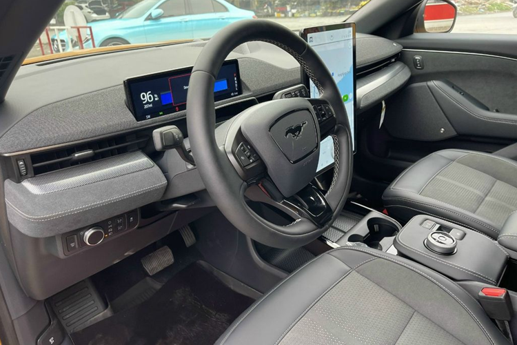 Theo đó, với một số mẫu xe chạy điện như Porsche Taycan hay Audi e-tron người dùng có thể sạc nhanh ở trụ sạc chính hãng. Còn đối với Ford Mustang Mach-E thì người dùng gần như chỉ có thể sạc tại nhà với tốc độ rất chậm.