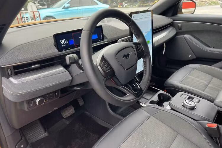 Theo đó, với một số mẫu xe chạy điện như Porsche Taycan hay Audi e-tron người dùng có thể sạc nhanh ở trụ sạc chính hãng. Còn đối với Ford Mustang Mach-E thì người dùng gần như chỉ có thể sạc tại nhà với tốc độ rất chậm.