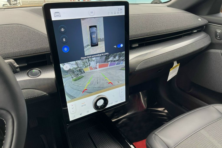 Bên trong cabin, nội thất của Ford Mustang Mach-E GT được thiết kế tối giản với điểm nhấn là màn hình giải trí khổng lồ có kích thước lên đến 15,5 inch.