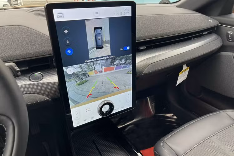 Bên trong cabin, nội thất của Ford Mustang Mach-E GT được thiết kế tối giản với điểm nhấn là màn hình giải trí khổng lồ có kích thước lên đến 15,5 inch.