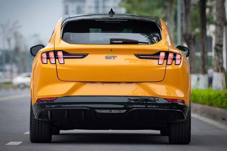 Màn hình khủng của Ford Mustang Mach-E GT sẽ hiển thị mọi thông tin của xe như nhiệt độ, hệ thống định vị, bản đồ, hiển thị cuộc gọi, các tác vụ giải trí, nghe nhạc. Ngoài ra, chiếc SUV điện còn có dàn âm thanh 9 loa B&amp;O kèm 1 loa trầm và cả tùy chọn cửa sổ trời toàn cảnh.