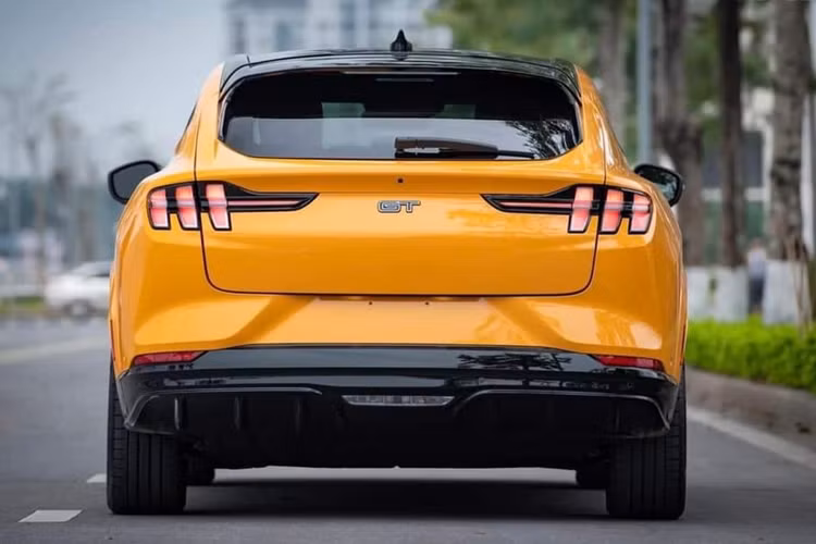 Màn hình khủng của Ford Mustang Mach-E GT sẽ hiển thị mọi thông tin của xe như nhiệt độ, hệ thống định vị, bản đồ, hiển thị cuộc gọi, các tác vụ giải trí, nghe nhạc. Ngoài ra, chiếc SUV điện còn có dàn âm thanh 9 loa B&amp;O kèm 1 loa trầm và cả tùy chọn cửa sổ trời toàn cảnh.