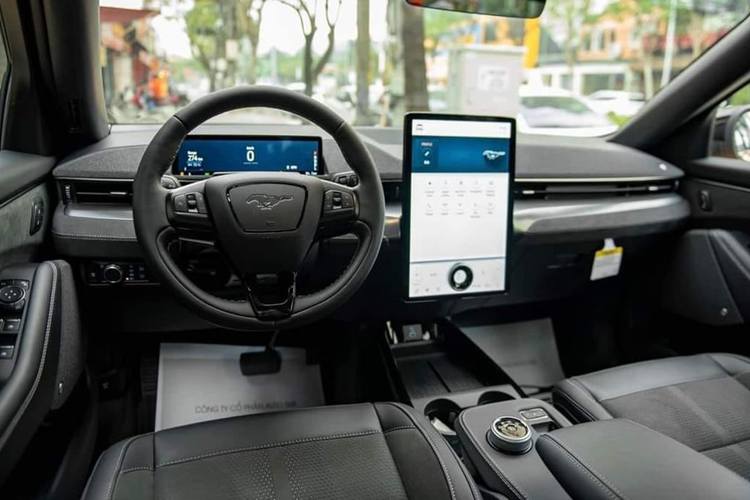 Ford Mustang Mach-E GT chạy điện khác biệt với các mẫu xe Mustang khác không chỉ ở hệ dẫn động hoàn toàn bằng điện mà còn nằm ở kiểu dáng như một chiếc SUV. Xe có thiết kế gầm cao, 4 cửa 5 chỗ ngồi độc đáo với đuôi xe vuốt thấp theo phong cách fastback đặc trưng của Ford Mustang.