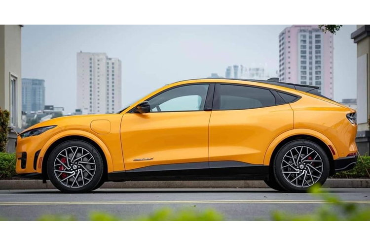 Vào hồi đầu năm 2022, giá xe Ford Mustang Mach-E GT từng được rao bán hơn 5 tỷ đồng. Sau một thời gian, có nơi đưa ra mức giá khoảng 4,6 tỷ đồng cho chiếc xe này. Việc Ford Mustang Mach-E GT khá “kén khách” ở nước ta đến từ hạn chế về cơ sở hạ tầng trạm sạc.