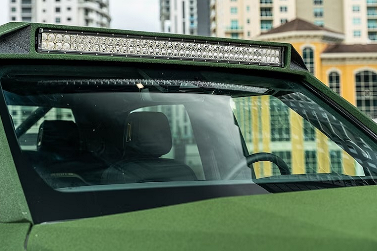 Về mặt hiệu suất, xe tải điện Rivian R1T nguyên bản được trang bị bộ pin lớn và hệ thống điện động cơ mạnh mẽ, cho phép xe di chuyển xa và vượt qua các địa hình khắc nghiệt. Xe cũng có khả năng kéo tải và chở hàng nặng.