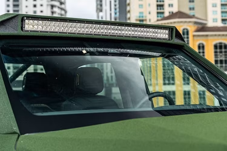 Về mặt hiệu suất, xe tải điện Rivian R1T nguyên bản được trang bị bộ pin lớn và hệ thống điện động cơ mạnh mẽ, cho phép xe di chuyển xa và vượt qua các địa hình khắc nghiệt. Xe cũng có khả năng kéo tải và chở hàng nặng.