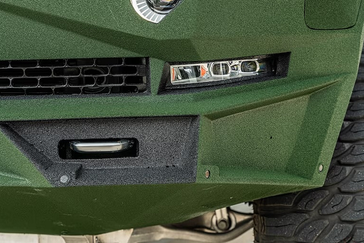 Điều này khiến phong cách sang trọng, lịch lãm của chiếc bán tải Rivian R1T thuần điện trở thành chiến binh chinh phục địa hình. Chưa rõ mục đích thực sự của chủ nhân khi biến Rivian R1T trở nên hầm hố như vậy.