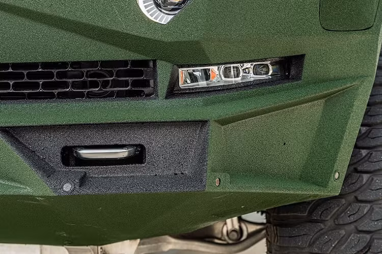 Điều này khiến phong cách sang trọng, lịch lãm của chiếc bán tải Rivian R1T thuần điện trở thành chiến binh chinh phục địa hình. Chưa rõ mục đích thực sự của chủ nhân khi biến Rivian R1T trở nên hầm hố như vậy.