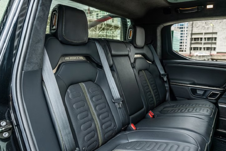 Xe cũng được hãng độ Apocalypse Manufacturing tăng cường khả năng chống nước, cách âm cho xe và cải thiện hệ thống lái, hệ thống treo đảm bảo sự ổn định và kiểm soát tốt nhất khi lái trên địa hình khó khăn.