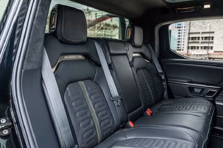 Xe cũng được hãng độ Apocalypse Manufacturing tăng cường khả năng chống nước, cách âm cho xe và cải thiện hệ thống lái, hệ thống treo đảm bảo sự ổn định và kiểm soát tốt nhất khi lái trên địa hình khó khăn.