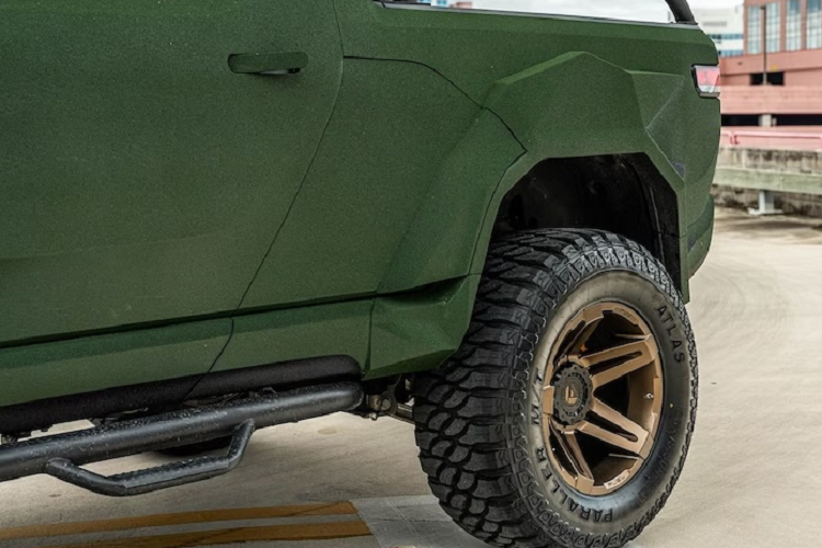 Ở góc độ Apocalypse, đây là dự án tâm huyết nhất nhằm thực hiện những tham vọng của họ với mẫu xe điện này. Ngoài ra còn có các nâng cấp khác ở phần ngoại thất như cản trước và sau thể thao, đèn trợ sáng gắn trên nóc, bậc lên xuống, có thêm thanh khung sắt ở khu vực thùng hàng.