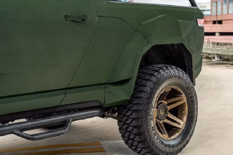 Ở góc độ Apocalypse, đây là dự án tâm huyết nhất nhằm thực hiện những tham vọng của họ với mẫu xe điện này. Ngoài ra còn có các nâng cấp khác ở phần ngoại thất như cản trước và sau thể thao, đèn trợ sáng gắn trên nóc, bậc lên xuống, có thêm thanh khung sắt ở khu vực thùng hàng.