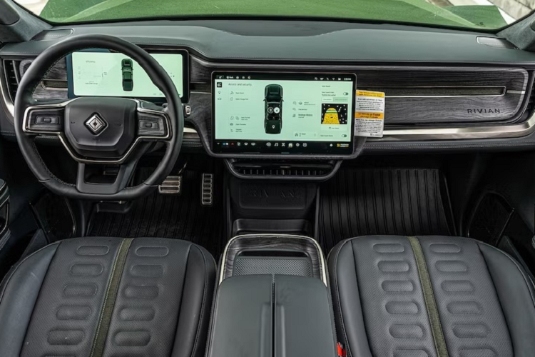 Apocalypse R1T cũng được trang bị bộ treo nâng cao, hệ thống điều khiển 4 bánh toàn thời gian. Ngoài ra, Apocalypse Manufacturing đã thực hiện những cải tiến về hiệu suất. 