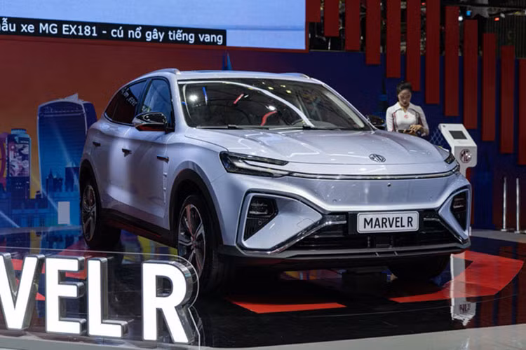 So với MG4, MG Marvel R chạy điện sở hữu kích thước lớn hơn, bao gồm chiều dài 4.674 mm, chiều rộng 1.919 mm, chiều cao 1.618 mm và chiều dài cơ sở 2.800 mm. Với kích thước này, xe sẽ chung mâm với VinFast VF7 sắp bán ở Việt Nam.