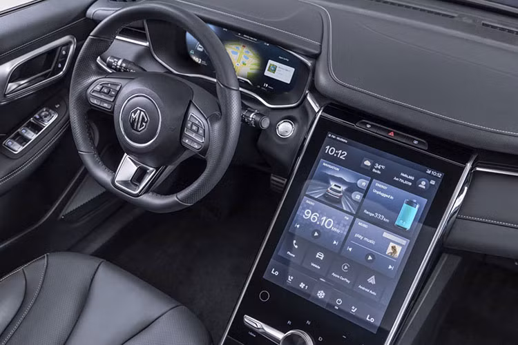 Nội thất của MG Marvel R cũng chỉ có 2 hàng ghế với 5 chỗ ngồi bọc da pha nỉ, vô lăng 3 chấu vát đáy thể thao, bảng đồng hồ kỹ thuật số 12,3 inch, màn hình cảm ứng trung tâm 19,4 inch, hỗ trợ Apple CarPlay/Android Auto, núm xoay chuyển số, hệ thống điều hòa tự động 2 vùng, 4 cổng USB, cửa sổ trời toàn cảnh Panorama, sạc điện thoại không dây, đèn viền trang trí và hệ thống âm thanh Bose.