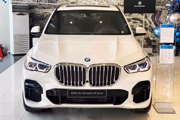 Ngoài ra, BMW X6 được giảm giá 63 triệu đồng, từ 4,899 tỷ đồng xuống 4,836 tỷ đồng. Trong khi đó, các mẫu X4 và X7 vẫn giữ nguyên giá bán.