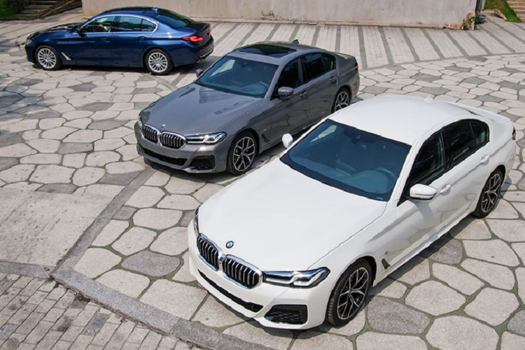 Các mẫu SUV BMW giảm giá sâu - ba phiên bản X3 20i, X3 20i M Sport và X3 30i M Sport có mức giảm lần lượt là 90, 100 và 110 triệu đồng. Mức giá bán của X3 giúp cho mẫu xe này có lợi thế khi cạnh tranh về giá với đối thủ Mercedes-Benz GLC (1,909-2,639 tỷ đồng).