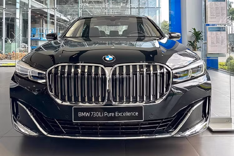Ở phân khúc cao cấp hơn, BMW X5 được giảm tới 150 triệu đồng. Cụ thể, BMW X5 xDrive40i M Sport giảm từ 4,019 tỷ đồng xuống 3,869 tỷ đồng, X5 xDrive40i xLine giảm từ 4,169 tỷ đồng xuống 4,019 tỷ đồng.