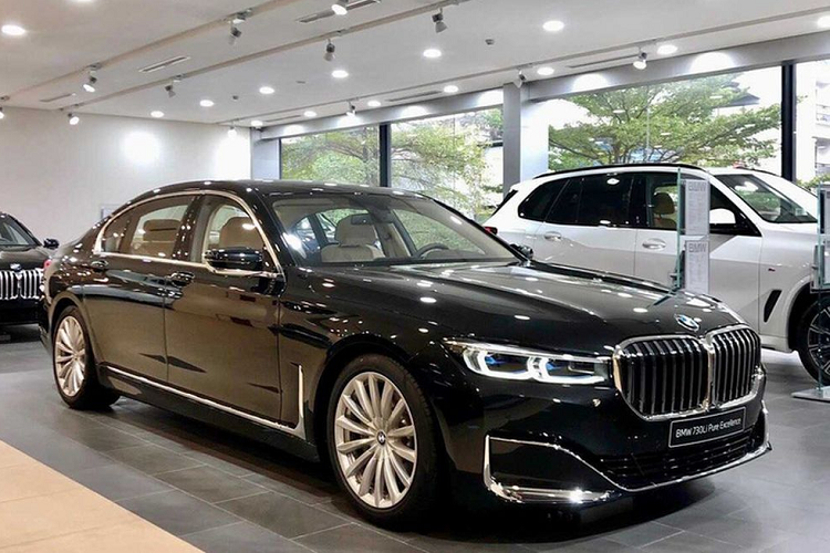 BMW 5-Series giảm giá 80-90 triệu đồng cho hai phiên bản 520i và 520i M Sport LCI. Bản 530i M Sport LCI giảm nhẹ 10 triệu đồng. Mẫu xe BMW 4-Series giảm 8-90 triệu đồng tùy phiên bản.