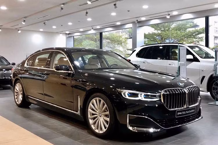 BMW 5-Series giảm giá 80-90 triệu đồng cho hai phiên bản 520i và 520i M Sport LCI. Bản 530i M Sport LCI giảm nhẹ 10 triệu đồng. Mẫu xe BMW 4-Series giảm 8-90 triệu đồng tùy phiên bản.