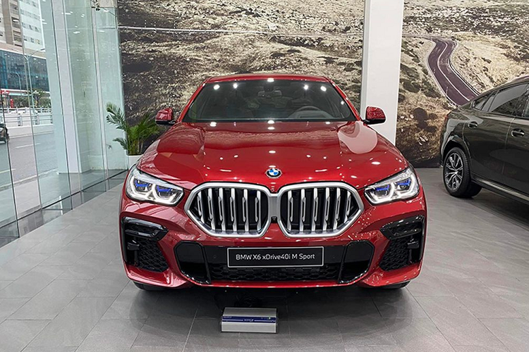 Mẫu sedan cỡ lớn 7-Series cũng được điều chỉnh về giá bán. 730Li M Sport giảm từ 4,449 tỷ đồng xuống 4,279 tỷ đồng. 730Li Pure Excellence giảm 470 triệu đồng, từ 4,969 tỷ đồng xuống còn 4,499 tỷ đồng.