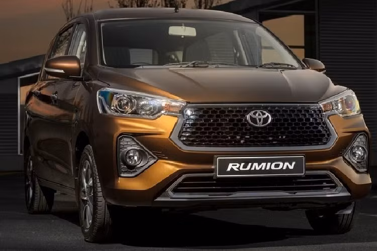 Những mẫu xe chung của 2 thương hiệu Nhật Bản hiện đang bán tại Ấn Độ gồm có Suzuki Baleno - Toyota Glanza, Suzuki Grand Vitara - Toyota Urban Cruiser Hyryder và Toyota Innova Hycross - Suzuki Invicto.