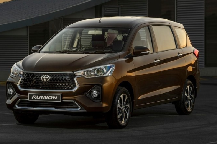 Thay đổi tiếp theo của Toyota Rumion 2023 là cản trước mới với hốc gió trung tâm hình thang và đi kèm viền mạ crôm. Tương tự như vậy, hốc đèn sương mù trước của mẫu MPV này cũng đã được điều chỉnh thiết kế. Ở khu vực bên sườn, xe được trang bị bộ vành la-zăng tái thiết kế. Những khu vực còn lại của Toyota Rumion 2023 giữ nguyên như cũ, bao gồm cả đèn pha, đèn hậu và cản sau.