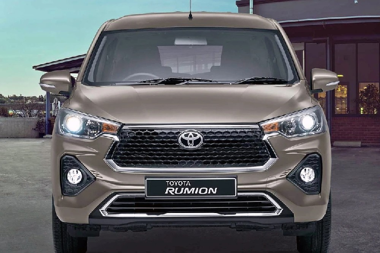 Theo đó về thiết kế, mẫu xe MPV Toyota Rumion 2023 được bổ sung lưới tản nhiệt hình lục giác lớn hơn phiên bản cũ và đi kèm viền mạ crôm sáng bóng. Bên trong lưới tản nhiệt không còn 2 nan mạ crôm nằm ngang mà là mắt lưới màu đen.