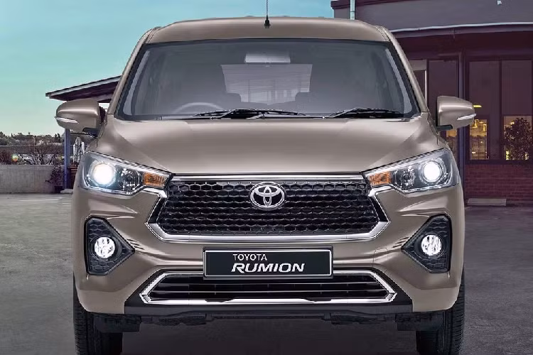 Theo đó về thiết kế, mẫu xe MPV Toyota Rumion 2023 được bổ sung lưới tản nhiệt hình lục giác lớn hơn phiên bản cũ và đi kèm viền mạ crôm sáng bóng. Bên trong lưới tản nhiệt không còn 2 nan mạ crôm nằm ngang mà là mắt lưới màu đen.