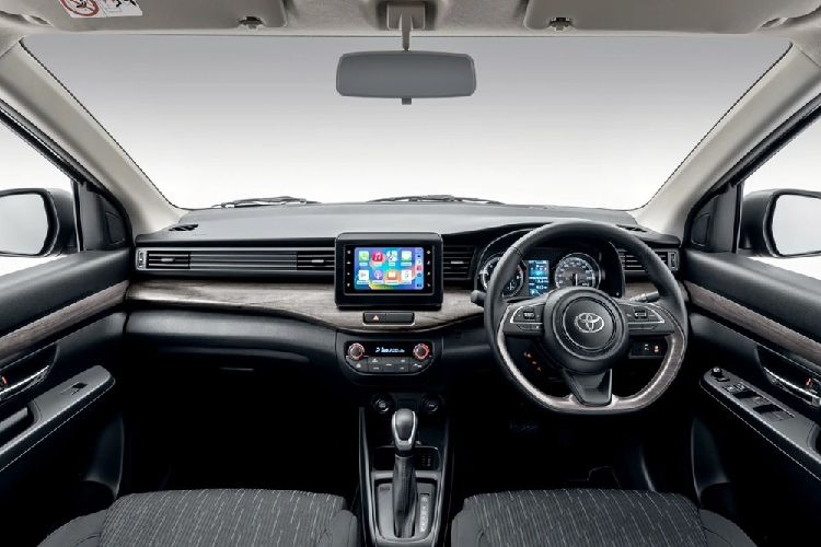 Đằng sau hàng ghế cuối của xe là khoang hành lý có thể tích 153 lít. Nếu hàng ghế cuối gập xuống, con số này tăng lên 550 lít. Nếu gập 2 hàng ghế cuối, thể tích khoang hành lý sẽ đạt 803 lít.