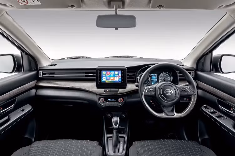 Đằng sau hàng ghế cuối của xe là khoang hành lý có thể tích 153 lít. Nếu hàng ghế cuối gập xuống, con số này tăng lên 550 lít. Nếu gập 2 hàng ghế cuối, thể tích khoang hành lý sẽ đạt 803 lít.