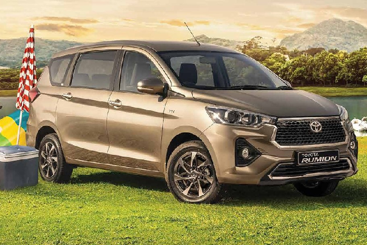 Toyota Rumion là mẫu MPV cỡ nhỏ đã lần đầu tiên trình làng ở thị trường Nam Phi vào tháng 10/2021. Sau gần 2 năm, hãng Toyota đã vén màn phiên bản nâng cấp của mẫu xe này ở thị trường Nam Phi. Bước sang phiên bản nâng cấp, Toyota Rumion 2023 mới được thay đổi nhẹ trong thiết kế. Những thay đổi này giúp xe tạo sự khác biệt rõ ràng hơn với "anh em song sinh" Suzuki Ertiga.