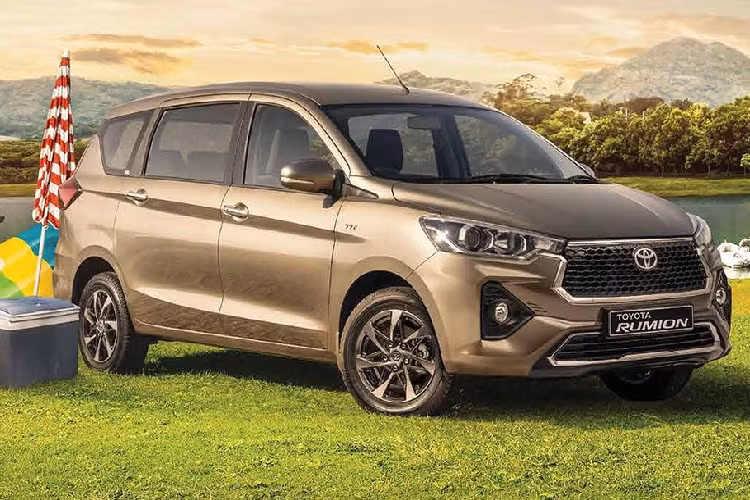 Toyota Rumion là mẫu MPV cỡ nhỏ đã lần đầu tiên trình làng ở thị trường Nam Phi vào tháng 10/2021. Sau gần 2 năm, hãng Toyota đã vén màn phiên bản nâng cấp của mẫu xe này ở thị trường Nam Phi. Bước sang phiên bản nâng cấp, Toyota Rumion 2023 mới được thay đổi nhẹ trong thiết kế. Những thay đổi này giúp xe tạo sự khác biệt rõ ràng hơn với "anh em song sinh" Suzuki Ertiga.