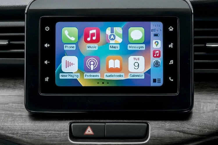 Ở bản cao cấp nhất, Toyota Rumion 2023 mới có vành hợp kim 15 inch, đèn sương mù LED, chìa khóa thông minh, khởi động máy bằng nút bấm, điều hòa tự động, ốp trang trí giả gỗ, hệ thống âm thanh 6 loa và cổng sạc 12V dành cho 2 hàng ghế.