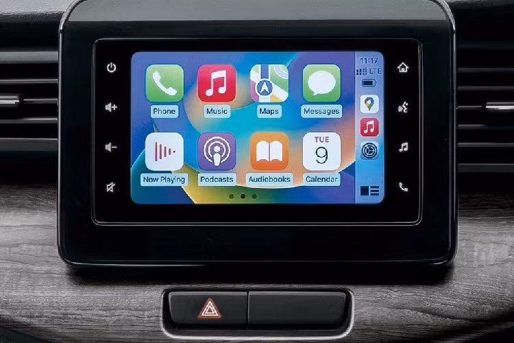 Ở bản cao cấp nhất, Toyota Rumion 2023 mới có vành hợp kim 15 inch, đèn sương mù LED, chìa khóa thông minh, khởi động máy bằng nút bấm, điều hòa tự động, ốp trang trí giả gỗ, hệ thống âm thanh 6 loa và cổng sạc 12V dành cho 2 hàng ghế.